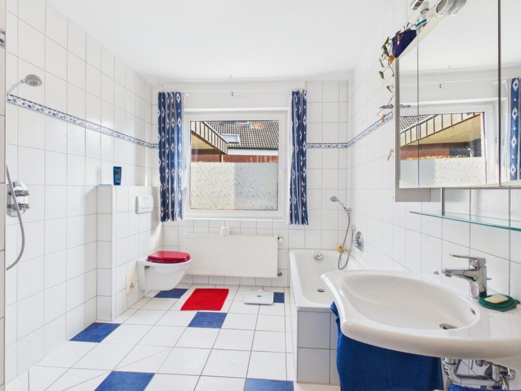 Tageslichtbad mit Wanne und Dusche