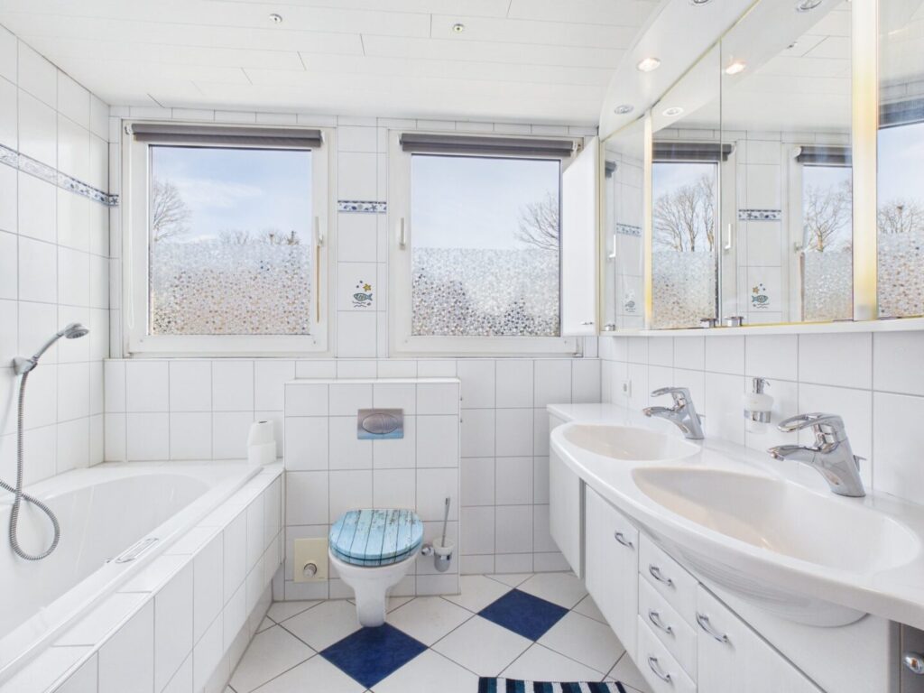Tageslichtbad mit Whirlpoolwanne
